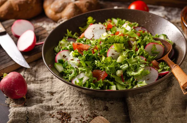 Salade Met Verse Groenten Kaas Een Houten Ondergrond — Stockfoto