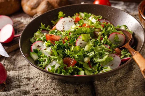 Salada Com Verduras Frescas Queijo Prato — Fotografia de Stock