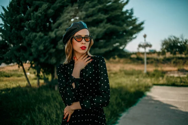 Jovem Mulher Vintage Preto Polka Dot Vestido Posando Fora — Fotografia de Stock