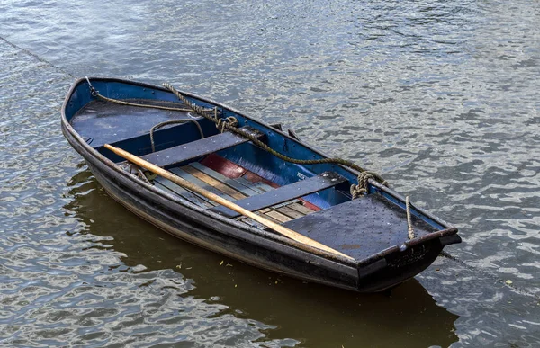 Öreg Csónak Tengerben — Stock Fotó
