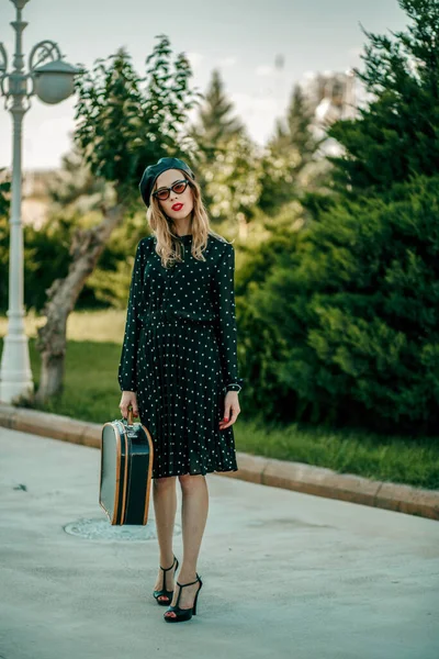 Mujer Joven Vestido Lunares Negro Vintage Con Maleta Retro Mano — Foto de Stock