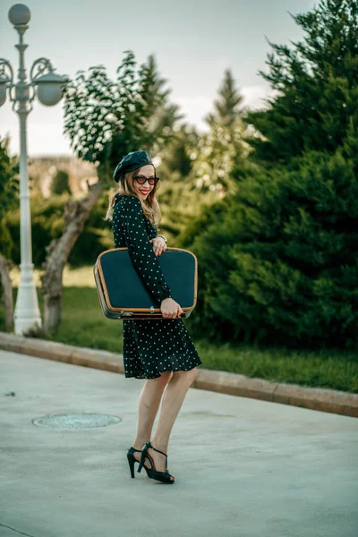 Jeune Femme Robe Vintage Pois Noirs Avec Valise Rétro Main — Photo