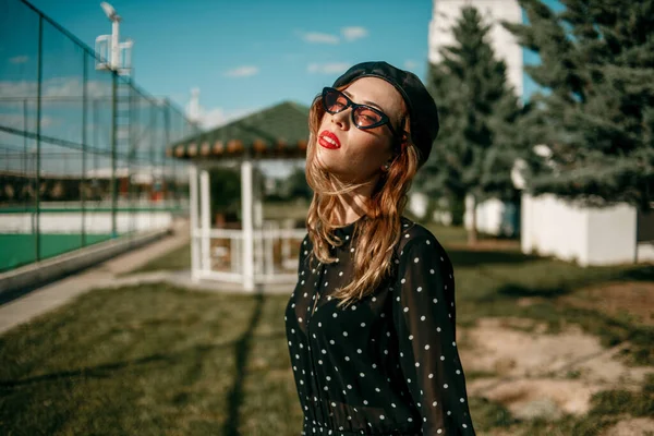 Mladá Žena Ročníku Černá Polka Tečka Šaty Pózování Venku — Stock fotografie