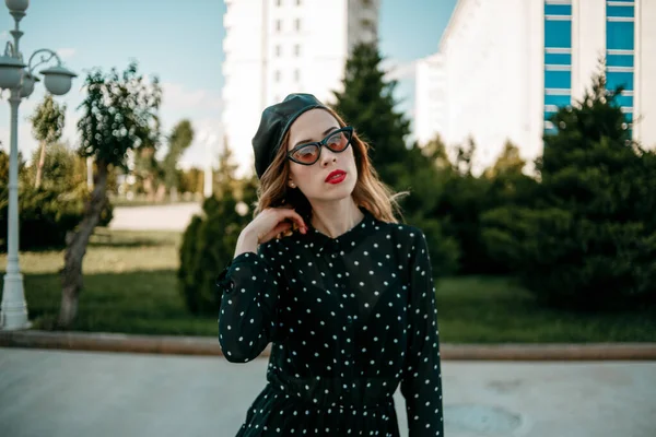 Jovem Mulher Vintage Preto Polka Dot Vestido Posando Fora — Fotografia de Stock