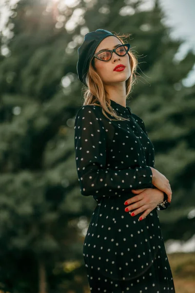 Mladá Žena Ročníku Černá Polka Tečka Šaty Pózování Venku — Stock fotografie