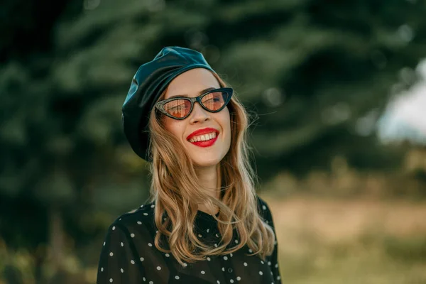 Jeune Femme Robe Vintage Pois Noirs Posant Extérieur — Photo