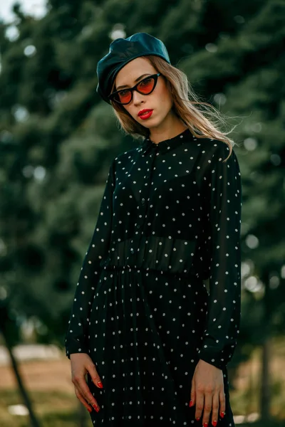 Jovem Mulher Vintage Preto Polka Dot Vestido Posando Fora — Fotografia de Stock