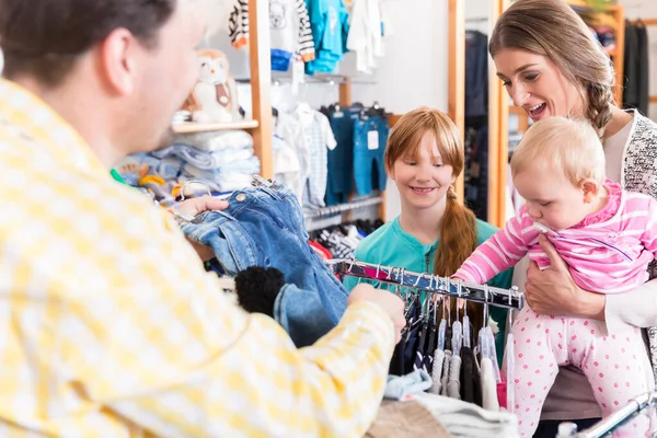 Nære Smilende Familie Som Ser Klær Rekkverket Kjøpesenteret – stockfoto