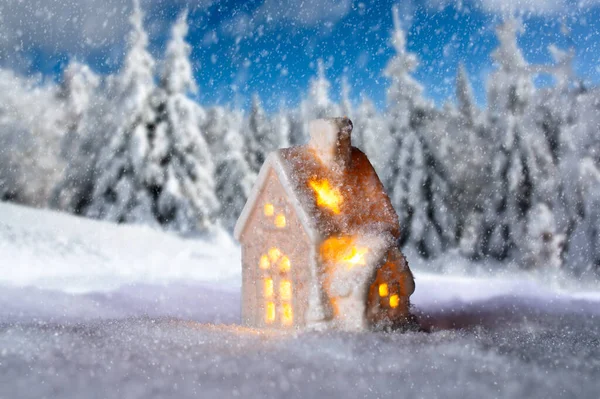 Casa Pequena Com Luzes Frente Paisagem Inverno Nevado — Fotografia de Stock