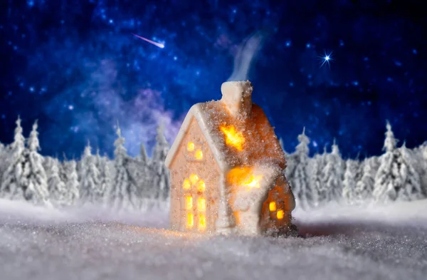 Pequena Casa Iluminada Com Paisagem Inverno Céu Estrelado Fundo — Fotografia de Stock