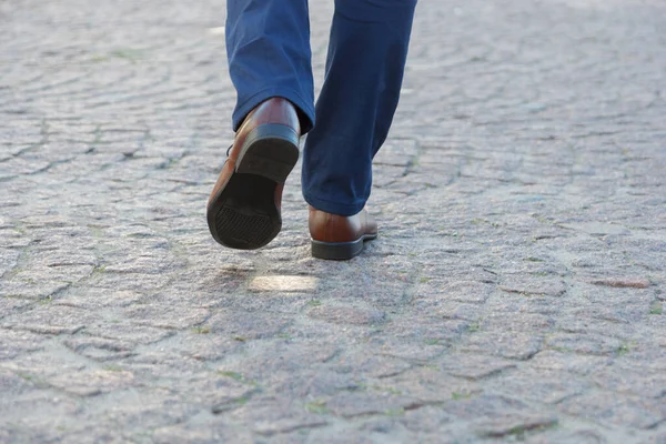 Chiudi Gambe Dell Uomo Affari Che Cammina Nella Città Moderna — Foto Stock