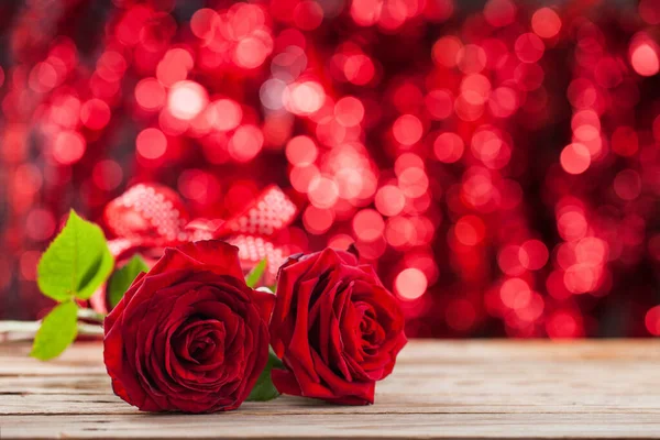 Czerwone Róże Starym Drewnianym Stole Tle Światła Wakacje — Zdjęcie stockowe