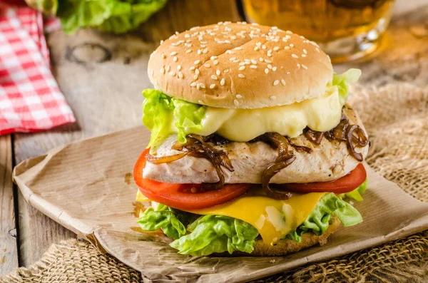 Domácí Burger Hovězím Masem Rajčaty Salátem Sýrem Salátem Dřevěném Pozadí — Stock fotografie