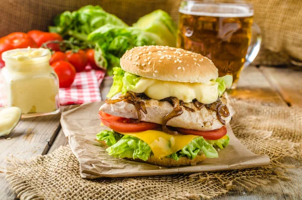 Hamburguesa Casera Con Carne Res Tomate Lechuga Cebolla Queso —  Fotos de Stock