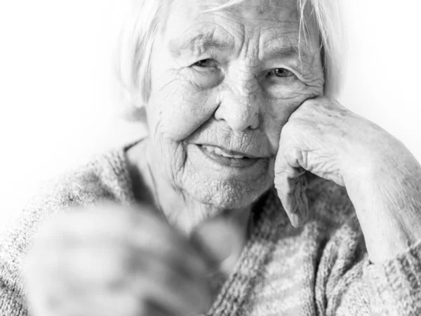 Веселая Пожилая Женщина Лет Сидящая Дома Столом Счастливая Монетой Руке — стоковое фото