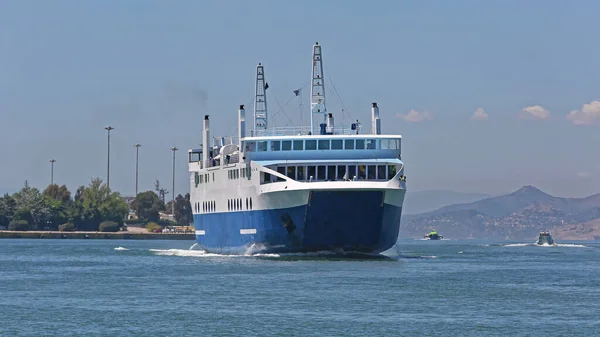 Pire Yunanistan Limana Feribot Gemi Hızlı Yaklaşım — Stok fotoğraf