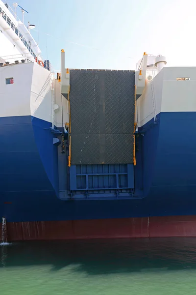 Sidoramp Ferry Ship Bilhållare — Stockfoto