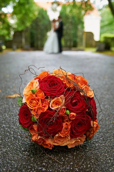 Menyasszony Gazdaság Esküvői Csokor Rózsákkal — Stock Fotó