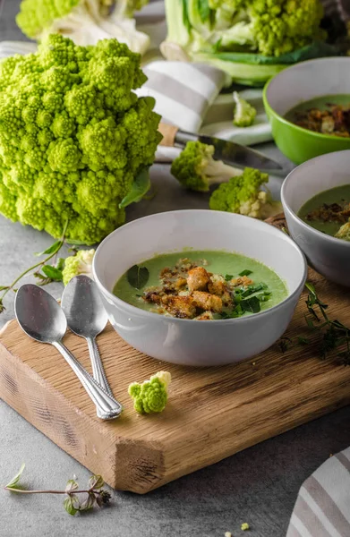 Sup Kembang Kol Hijau Croutons Dari Roti Sup Delish — Stok Foto