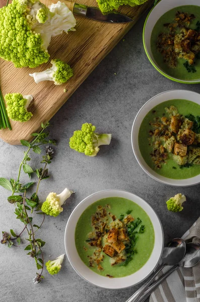 Sopa Coliflor Verde Croutons Pan Sopa Deliciosa — Foto de Stock