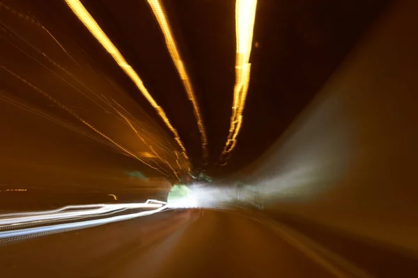 Światła Poruszające Się Podczas Jazdy Tunelem Autostrady — Zdjęcie stockowe