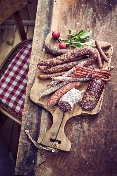 Variété Différentes Saucisses Séchées Gibier Sauvage Sur Une Planche Avec — Photo