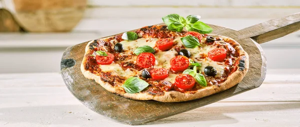Margherita Pizza Met Tomaat Olijven Verse Basilicumbladeren Een Dunne Knapperige — Stockfoto