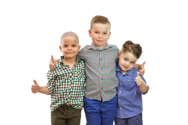 Tres Chicos Están Parados Juntos Sobre Fondo Blanco Levantan Los —  Fotos de Stock