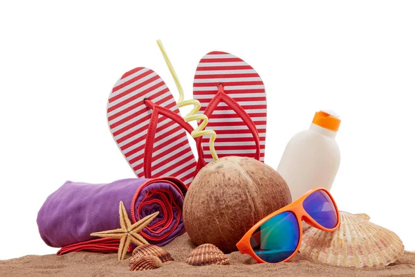 Strand Accessoires Teenslippers Zonnebril Zonnebrandcrème Handdoek Schelpen Kokosdrank Liggend Het — Stockfoto