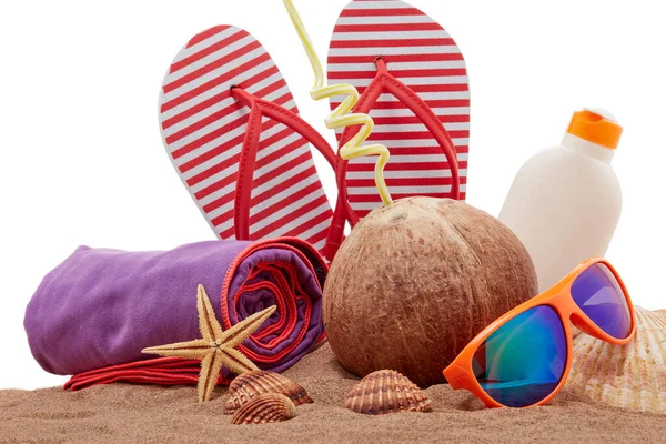 액세서리 뒤집기 선글라스 선크림 조개껍데기 코코넛 배경의 휴가와 여행에 개념이다 — 스톡 사진