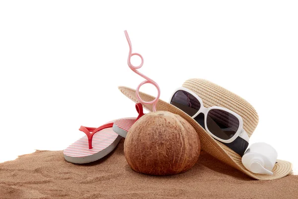 Acessórios Praia Chinelos Chapéu Palha Óculos Sol Protetor Solar Coco — Fotografia de Stock