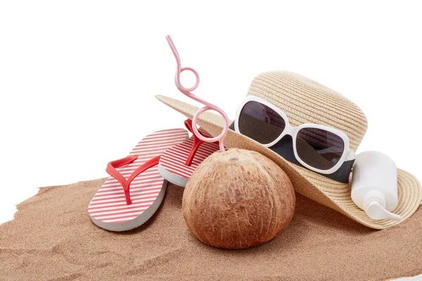 Strand Accessoires Teenslippers Strohoed Zonnebril Zonnebrandcrème Kokosnoot Liggend Het Zand — Stockfoto