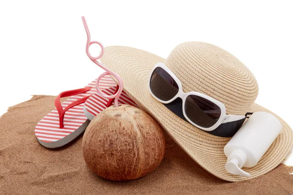 Strand Accessoires Teenslippers Strohoed Zonnebril Zonnebrandcrème Kokosnoot Liggend Het Zand — Stockfoto