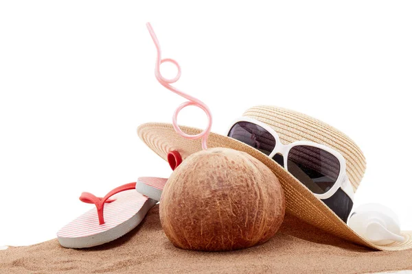 Strand Accessoires Teenslippers Strohoed Zonnebril Zonnebrandcrème Kokosnoot Liggend Het Zand — Stockfoto