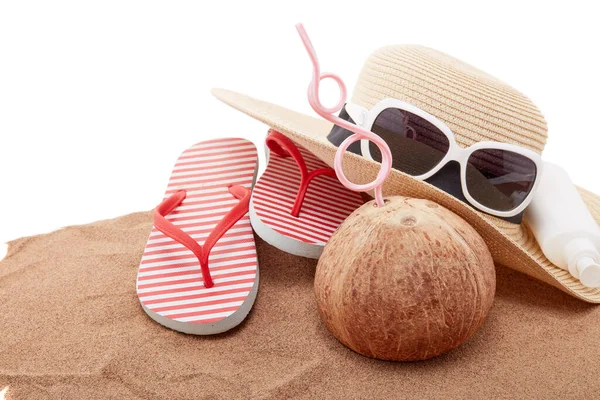 Strand Accessoires Teenslippers Strohoed Zonnebril Zonnebrandcrème Kokosnoot Liggend Het Zand — Stockfoto