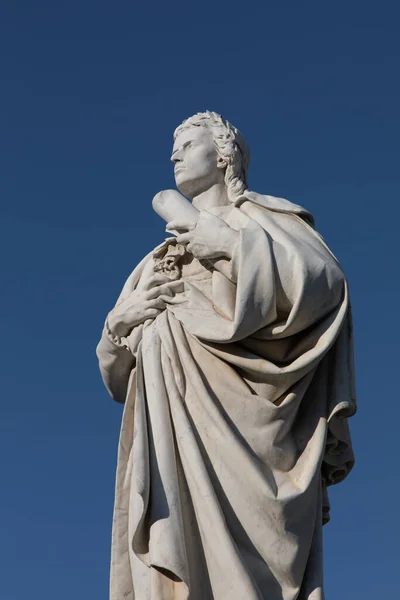 Statue Eines Mannes Blauen Himmel — Stockfoto