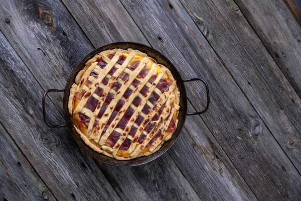 Tarte Maison Avec Des Baies Fraîches Sur Fond Bois — Photo