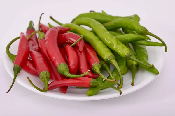 Chiles Rojos Verdes Frescos Plato Blanco — Foto de Stock