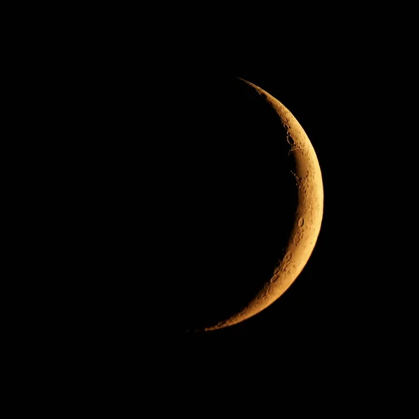 Dorování Půlměsíce Viděného Astronomickým Dalekohledem Oranžovým Světlem Při Západu Slunce — Stock fotografie