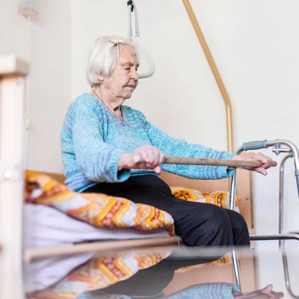 Oudere Jarige Vrouw Die Traint Met Een Stok Haar Lijf — Stockfoto