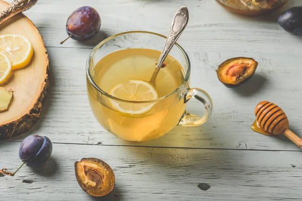 レモン 生姜を木の表面にかけたお茶のカップ — ストック写真