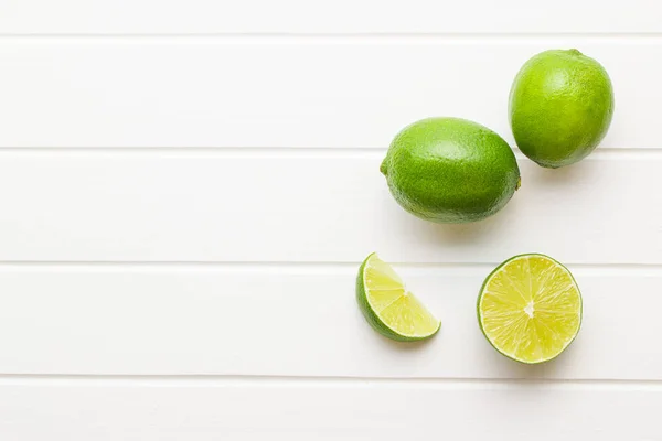 Lima Rodajas Verdes Sobre Mesa Blanca — Foto de Stock