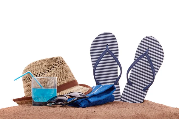 Strand Accessoires Teenslippers Zonnebril Handdoek Strohoed Glas Koele Cocktail Liggend — Stockfoto