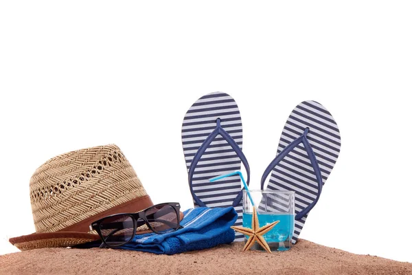 Beach Tillbehör Flip Flops Solglasögon Handduk Halmhatt Sjöstjärnor Och Glas — Stockfoto