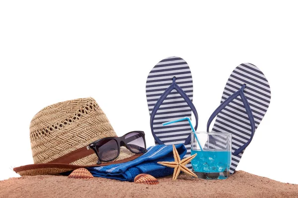 Beach Tillbehör Flip Flops Solglasögon Handduk Halmhatt Snäckskal Och Glas — Stockfoto