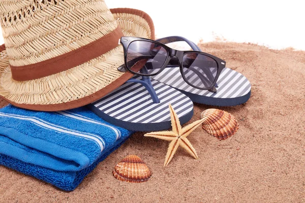 Strand Accessoires Teenslippers Zonnebril Handdoek Strohoed Liggend Het Zand Witte — Stockfoto