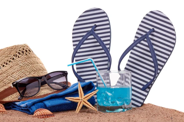ビーチアクセサリー 白い背景に砂の上に横たわって クールなカクテルのフリップフロップ サングラス タオル わら帽子 貝殻やガラス 海の休暇と旅行の概念 夏の背景 — ストック写真