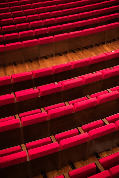 Imagem Alto Ângulo Fileiras Assentos Vermelhos Vazios Uma Sala Conferências — Fotografia de Stock