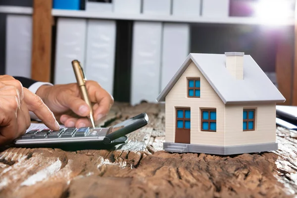 Primo Piano Del Modello Della Casa Davanti Alla Mano Dell — Foto Stock