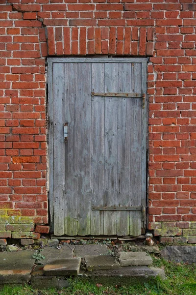 Vecchio Muro Mattoni Con Una Porta Rossa — Foto Stock